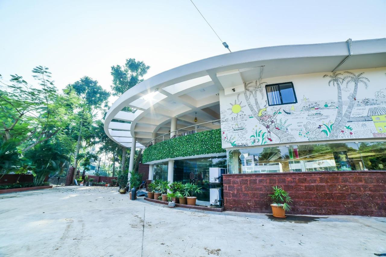 Capital O 22969 The Center Court Hotel Varca Exterior photo